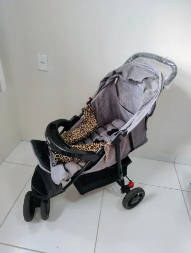 Carrinho de bebê Cosco estado de loja. Nosso desde novo