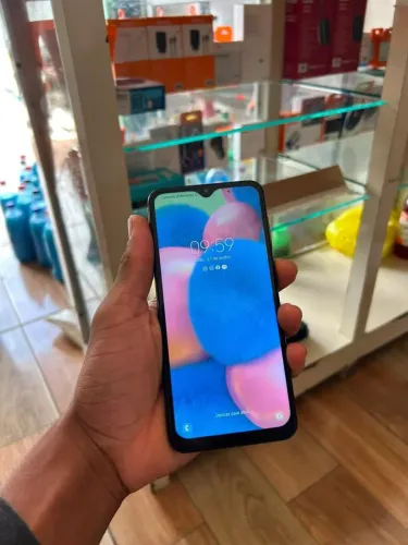 É um celular que está imperfeito estado , é um intermediário para uso no dia (etc...