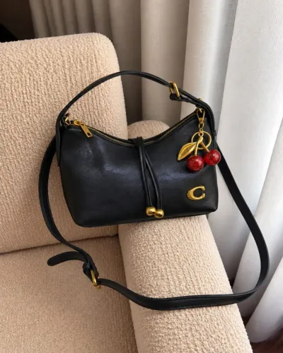 Bolsa Coach com chaveiro