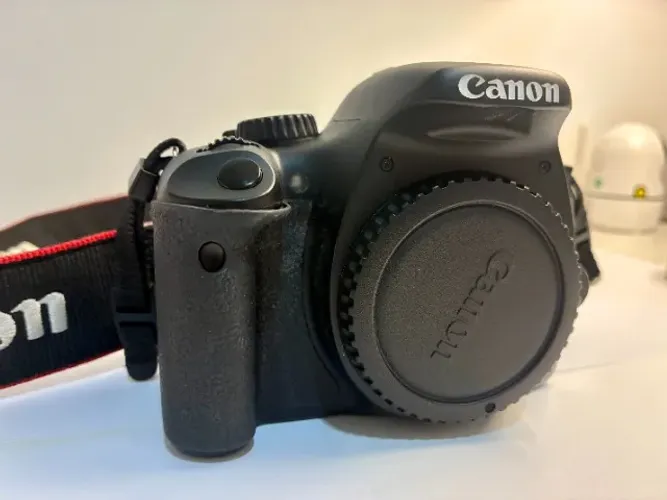 Canon EOS Kiss X4 - Japonesa (Mesma Rebel T2i) Corpo + 2 Baterias Originais + Carregador