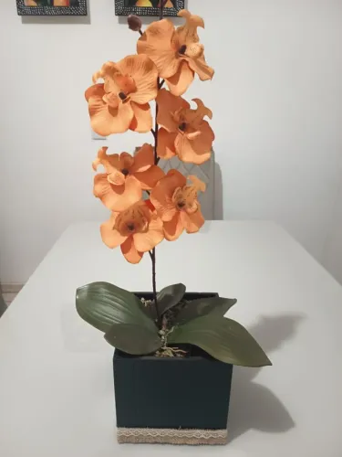 Orquídea Artificial Laranja em Vaso Preto Decorativo