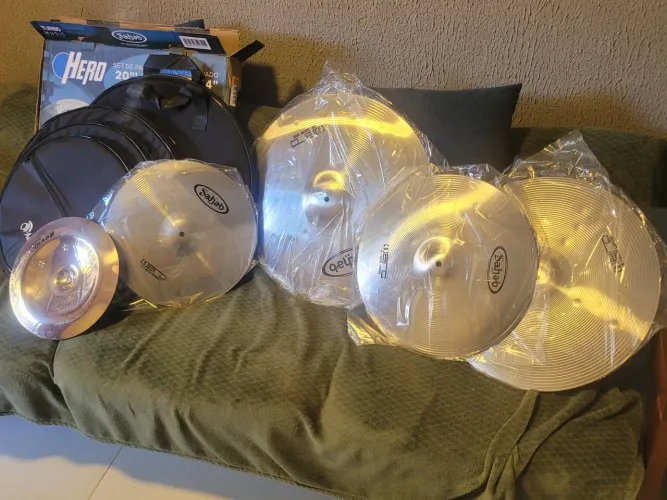 Pratos de bateria novos e usados