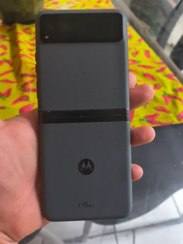 Motorola RAZR 40 quebrado para retirar peças.