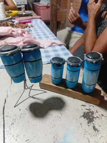Mini atabaques e congas