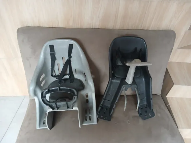 Duas cadeirinha para bicicleta 