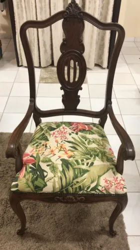 Par de Cadeiras de Madeira maciça trabalhada, com Estampa Floral
