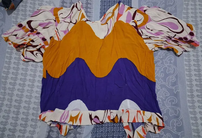 Blusa cropped feminna colorida