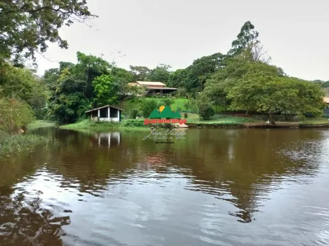 Sítio de 4 ha, casa principal com 05 suítes, baias de cavalos e lago perene em G