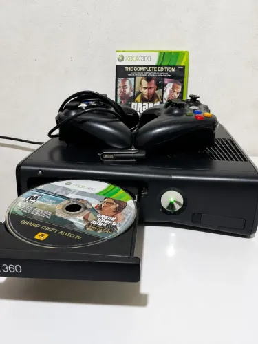 Xbox 360 Slim LTU | 2 Controles | GTA IV