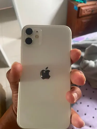 Vendo iPhone 11 em bom estado