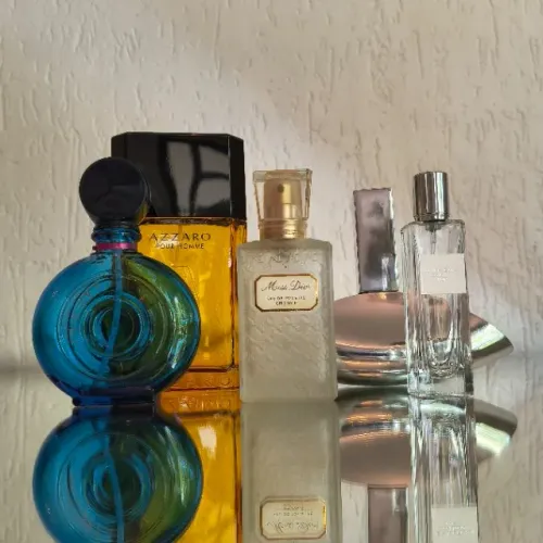 Cinco frascos vazios de perfumes importados