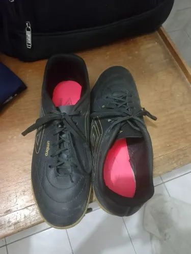 Vendo tênis futsal , marca umbro, tamanho 40, ótimo estado, 3 meses de uso!
