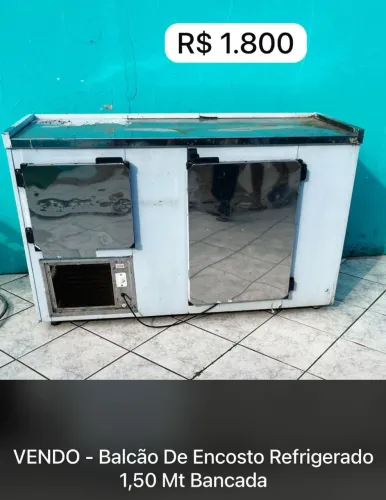 Refrigerador e fogão industrial. 