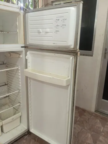 Geladeira está funcionando bem só precisa troca a borracha da porta de baixo