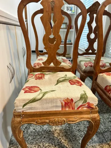 Conjunto de 4 cadeiras em madeira com estofado floral
