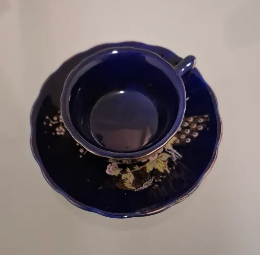 Mini xícara e pires azuis com pintura para decoração 