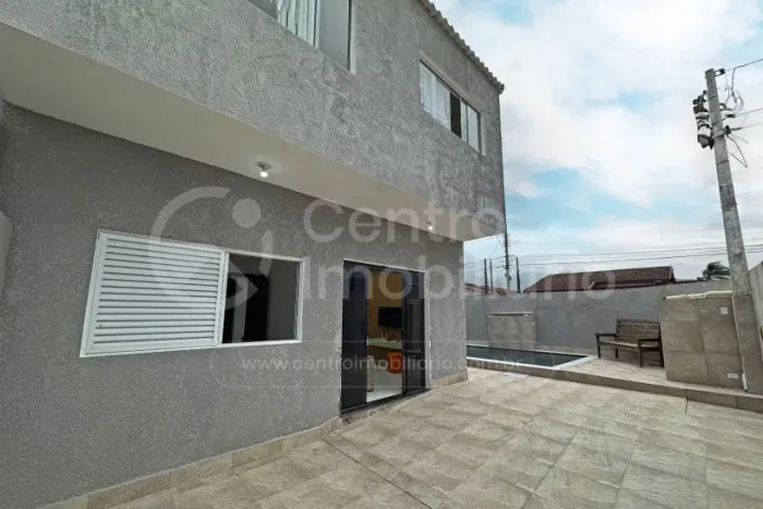 CASA à venda com piscina e 2 quartos em Peruíbe, no bairro Jardim Veneza