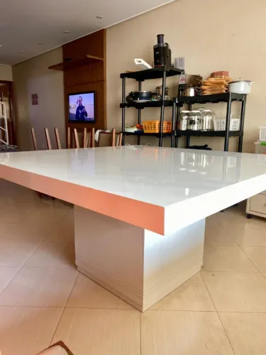 Mesa quadrada para reunir a familia