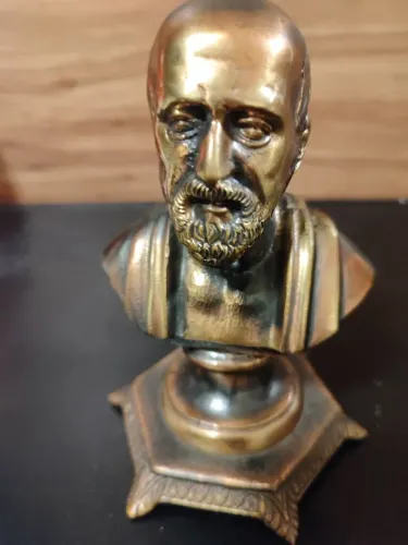 Busto de metal Hipócrates