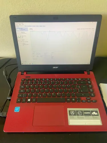 notebook Acer Aspire ES1-431 na cor vermelha