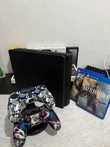 PS4 SLIM 500GB - 2 CONTROLES - 2 JOGOS FÍSICO
