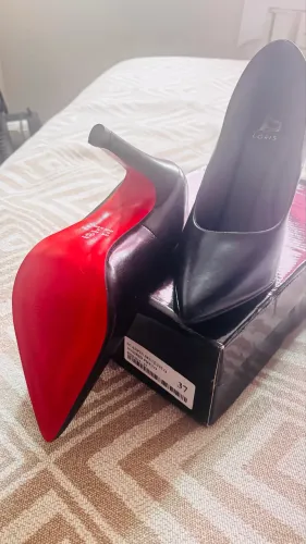Scarpin preto sola vermelha 36