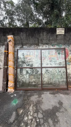 Porta balcão com persiana 