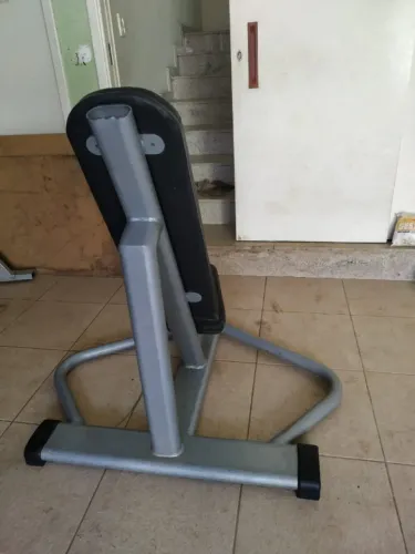 banco inclinado de desenvolvimento para ombro.