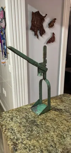 um arrolhador ou tampador manual antigo para garrafas
