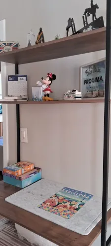 Vendo escrivaninha de parede, com duas prateleiras, fixada com 4 parafusos,.