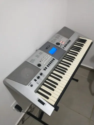 ? Teclado Yamaha PSR-E413 + suporte, capa e fonte ? R$ 1.200