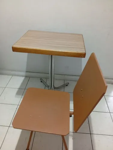 Vendo essa linda mesa e uma cadeira