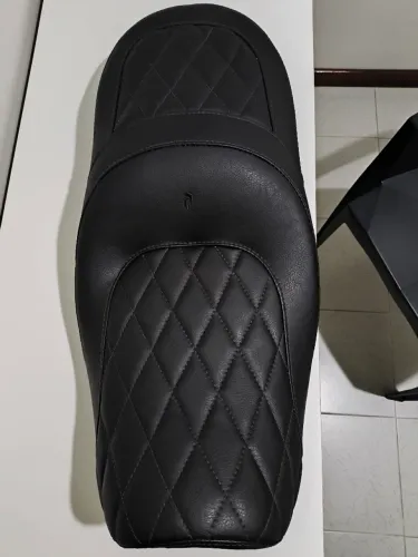 Banco comfort para Triumph Scrambler 1200 - Pedrinho bancos - série Diamond com softgel