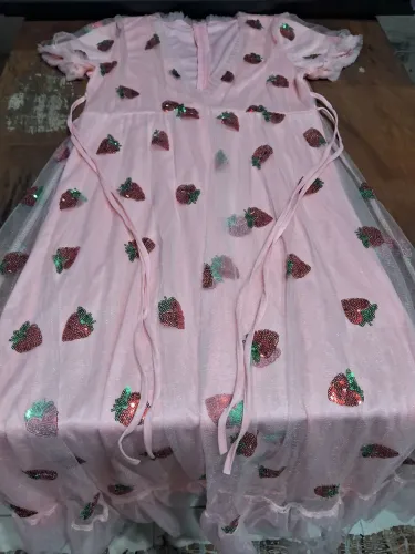 Lindo vestido de Tule com lantejoulas