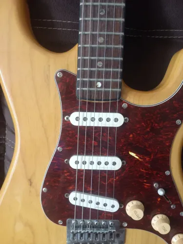 Guitarra sx com cap. Fender