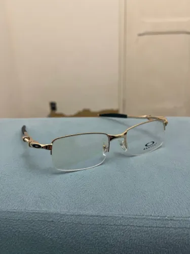 Óculos Oakley dourado - sem grau