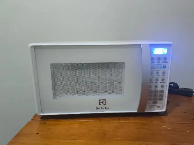 Microondas Eletrolux 220V 1 mês e meio de uso. 