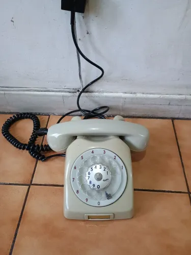 Lindo aparelho antigo de telefone.