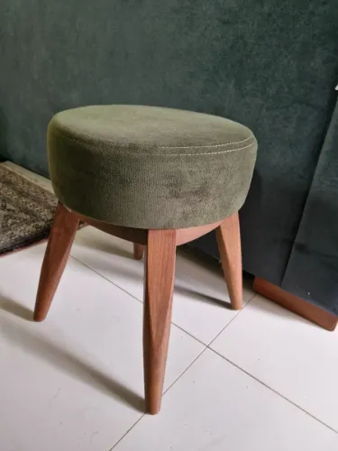Banqueta cor verde com pés em madeira