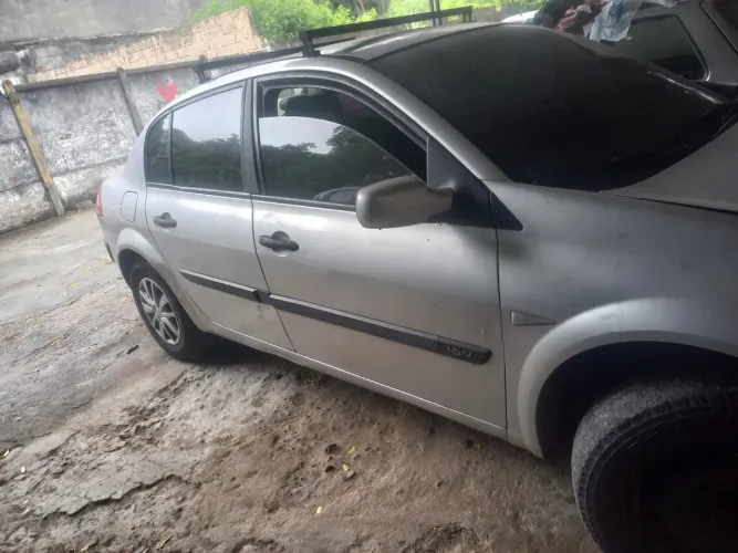 Carro está completo peças para retirada motor desmontado