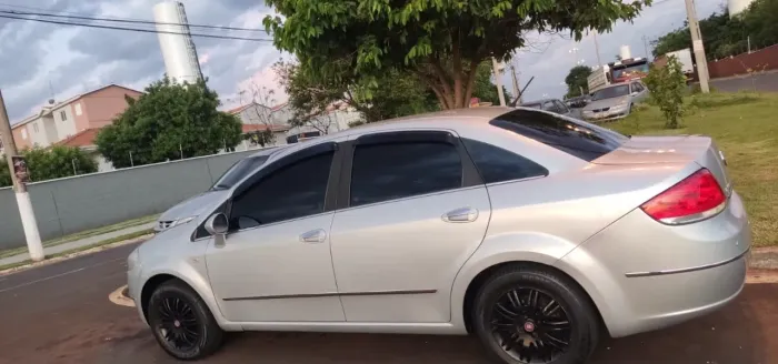 Fiat Linea Essence 1.8 Flex 16V 4P 2012