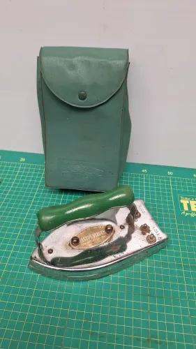 Ferro elétrico antigo modelo viagem