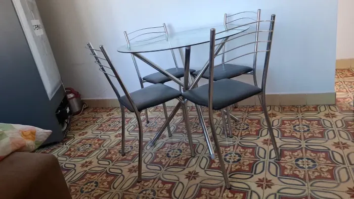 Mesa com tampo de vidro e mais quatro cadeiras