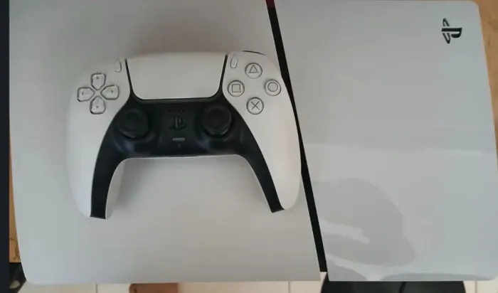 Vendo PS5 SLIM 1 terá,com um ano de uso com nota fiscal e com um controle