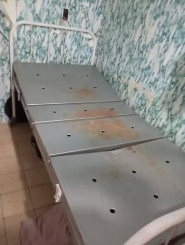 Cama hospitalar e cadeira