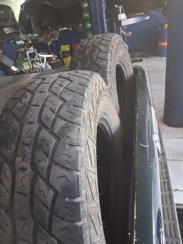 Vendo pneu meia vida da hilux 31x10.50r15lt