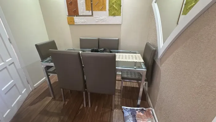 Vendo mesa c/ 6 Cadeiras quase novo!