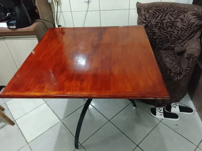 Mesa de madeira 90cm por 90 cm, com pé de ferro. R$ 100,00