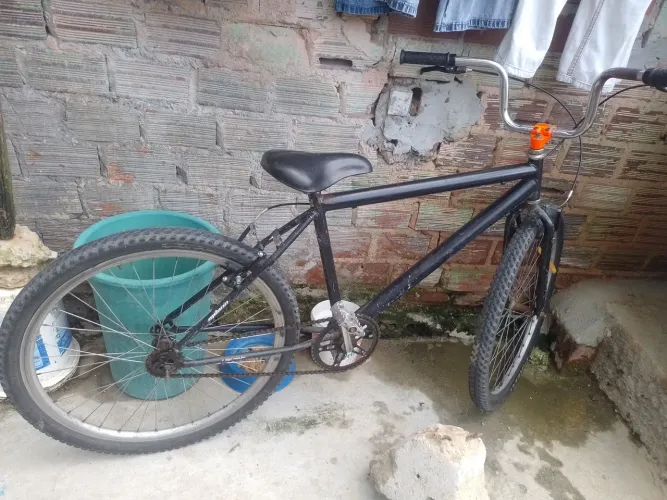 Bicicleta aro 26 pra vender RÁPIDO, só o cubo tá meio Vey.