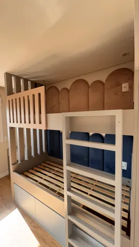 Dormitório: beliche, escrivaninha e armário suspenso